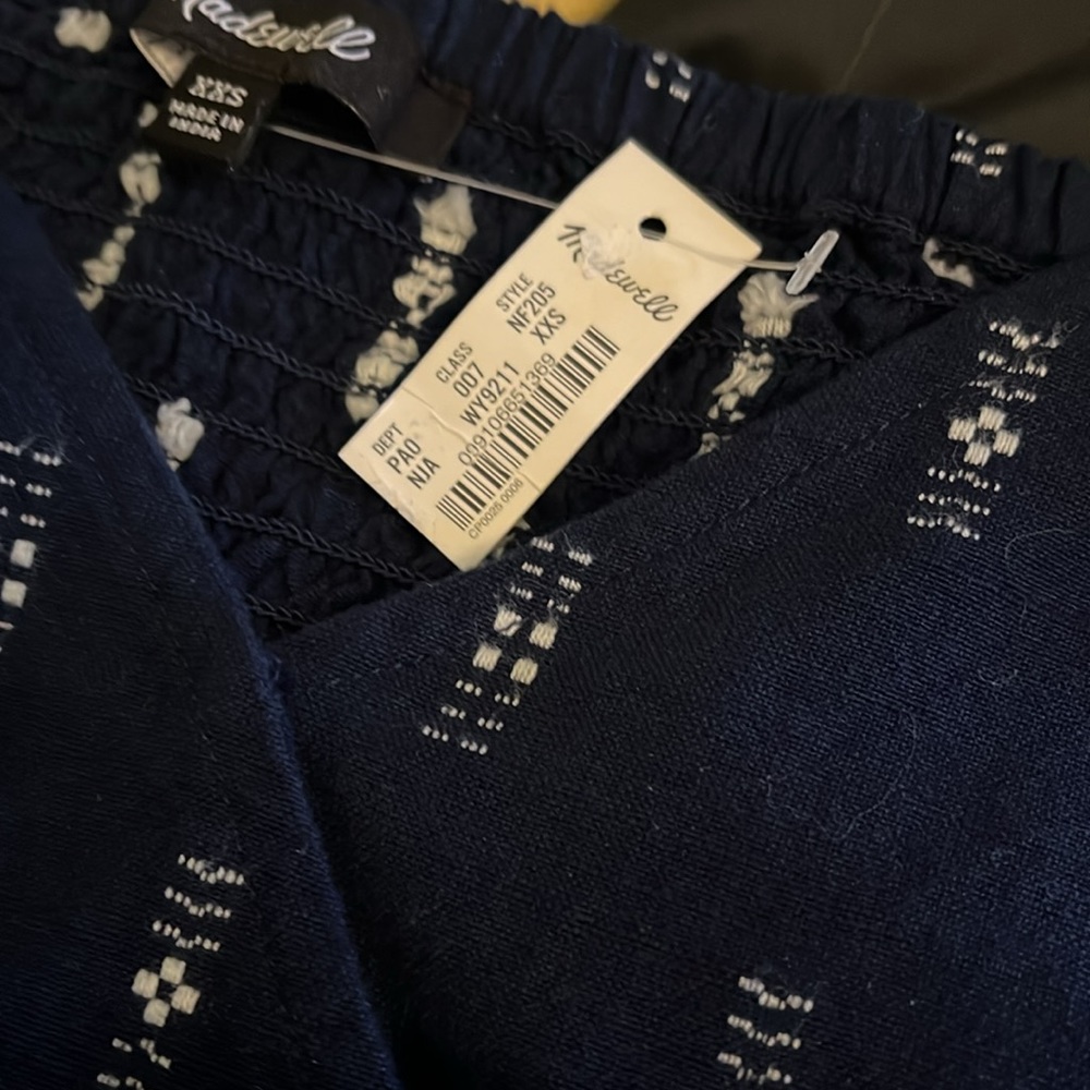 Sweetheart neckline beautiful navy and white print top - Picture 6 of 7